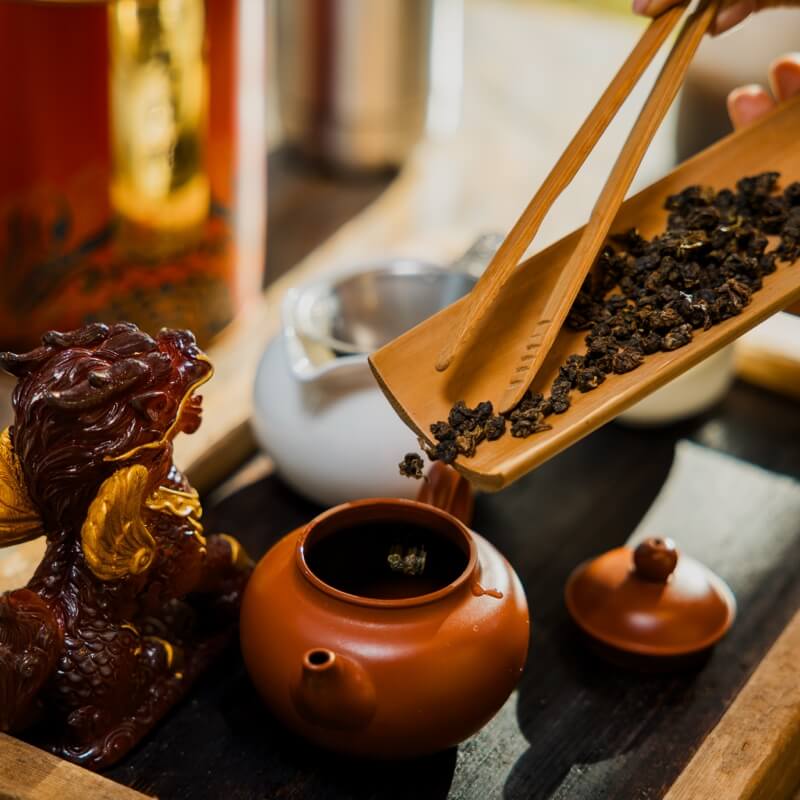 Oolong tējas gatavošanas rituāls Tejo tējas namiņā Rīgā – harmoniska pieredze, kas apvieno smalku tējas aromātu, mieru un austrumu tradīcijas.